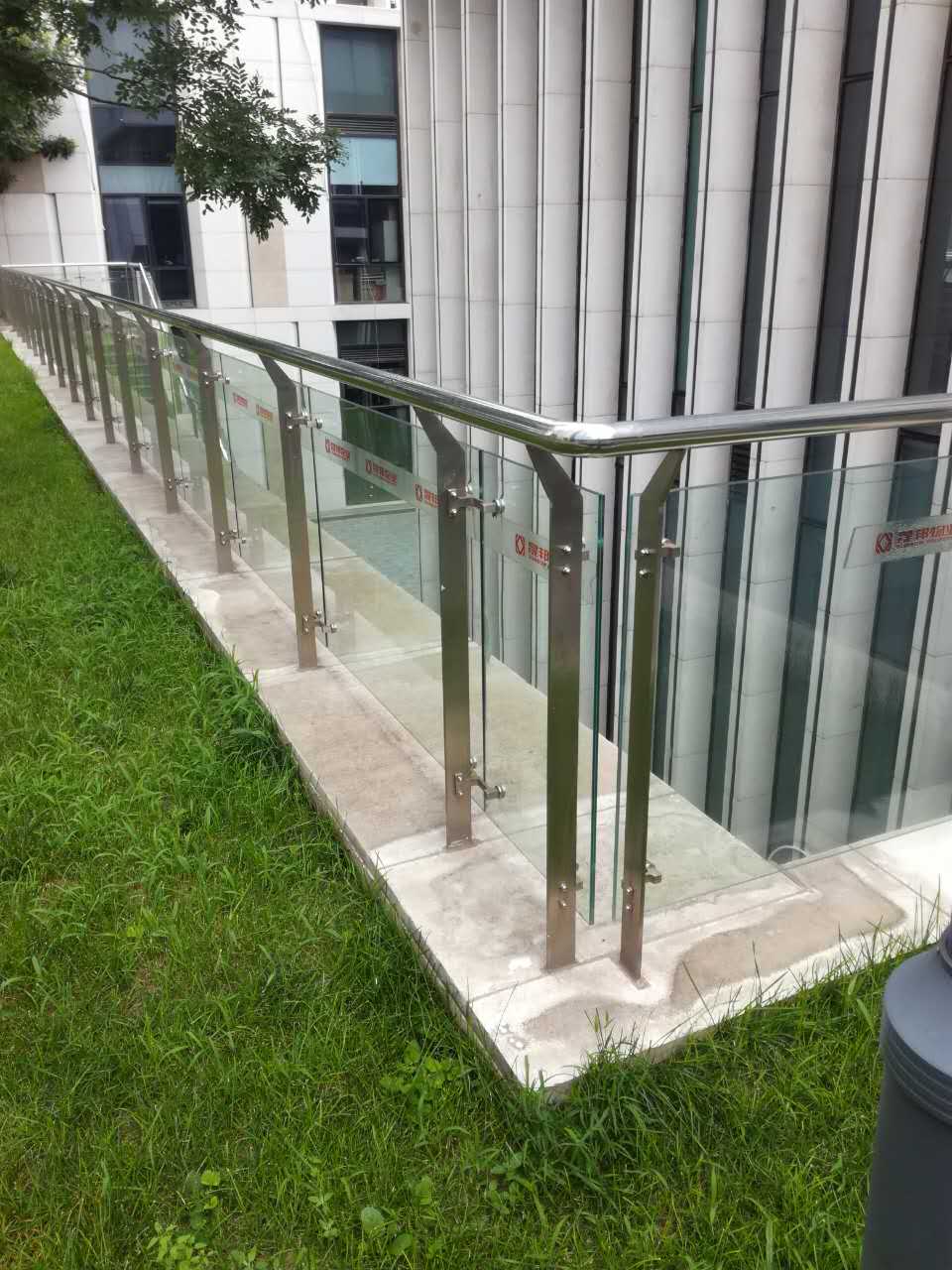 不锈钢玻璃护栏2